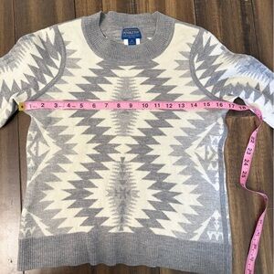Pendleton Sz MP 100% Wool Gray White Geometric Nordic Fair Isle Sweater Crew Nec